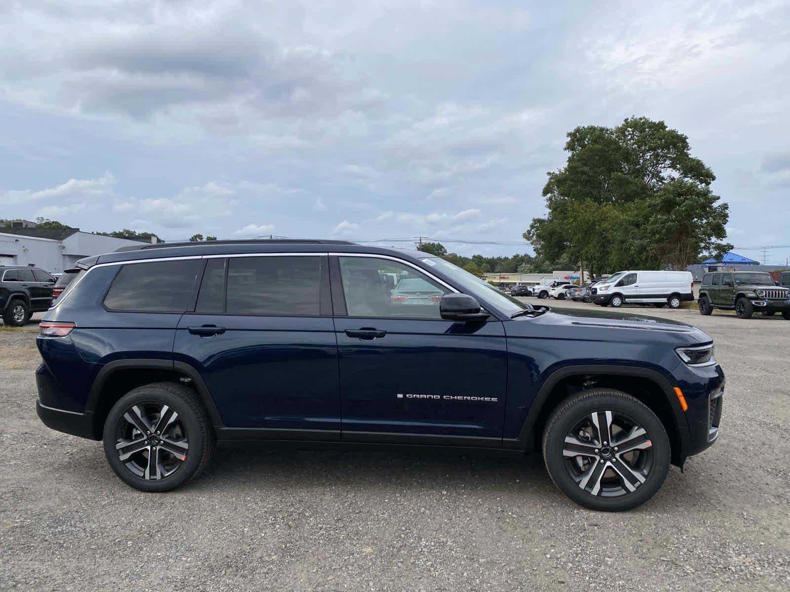 New 2027 Jeep Grand Cherokee L Limited AWD/4WD image 2
