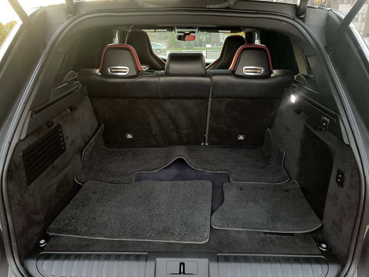 Used 2020 Land Rover Range Rover Sport SVR image 32