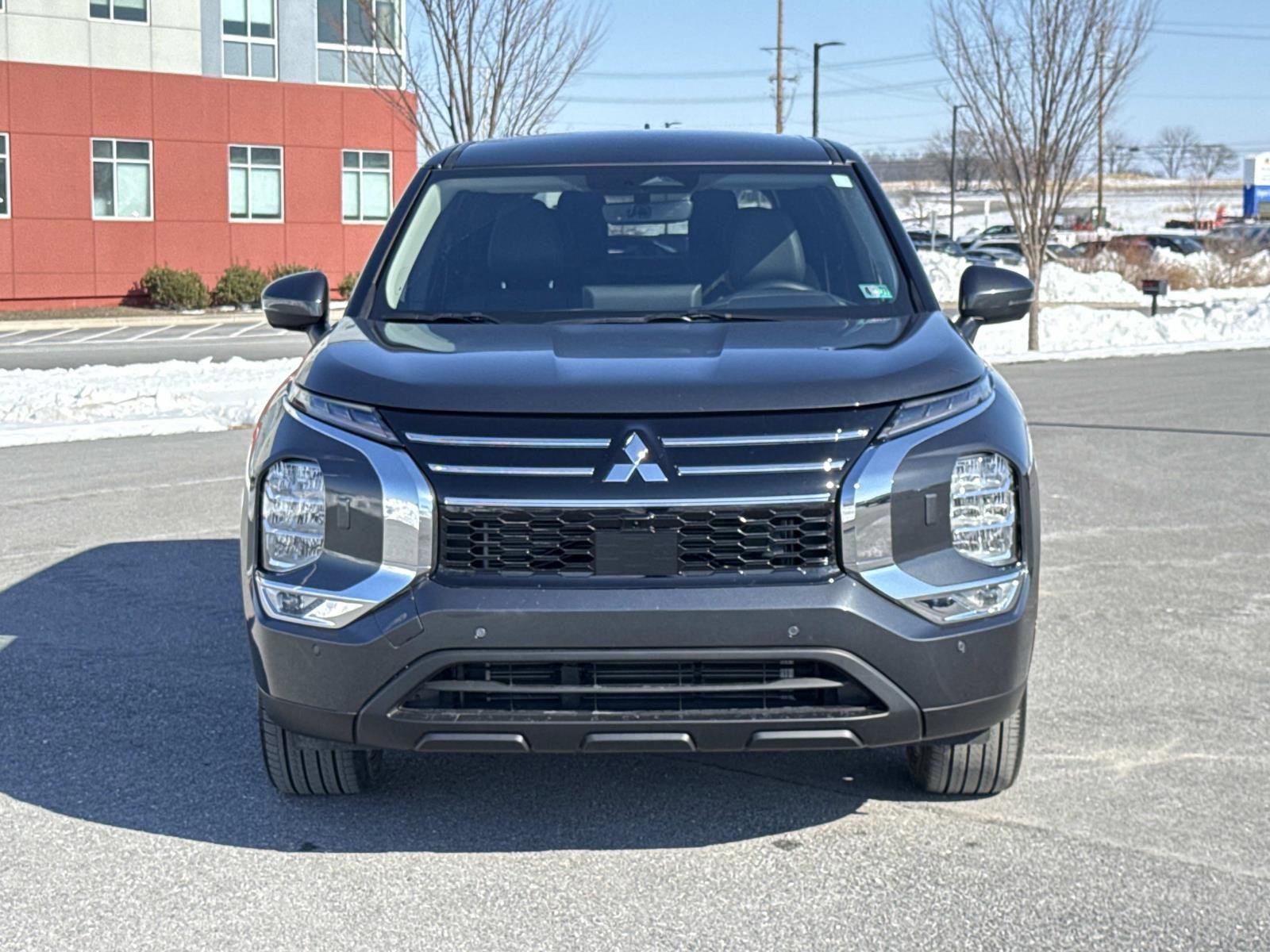 Used 2025 Mitsubishi Outlander SE image 29