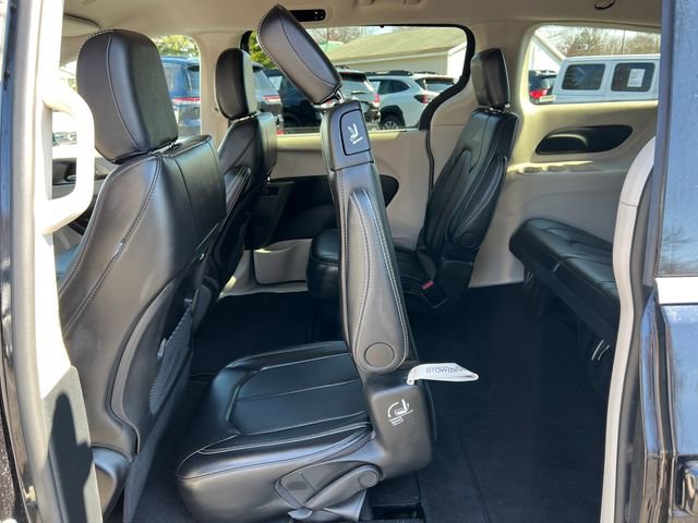 Used 2024 Chrysler Pacifica Touring-L image 5
