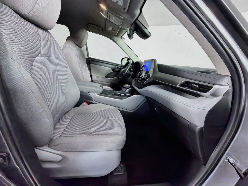 Used 2023 Toyota Highlander LE FWD image 30