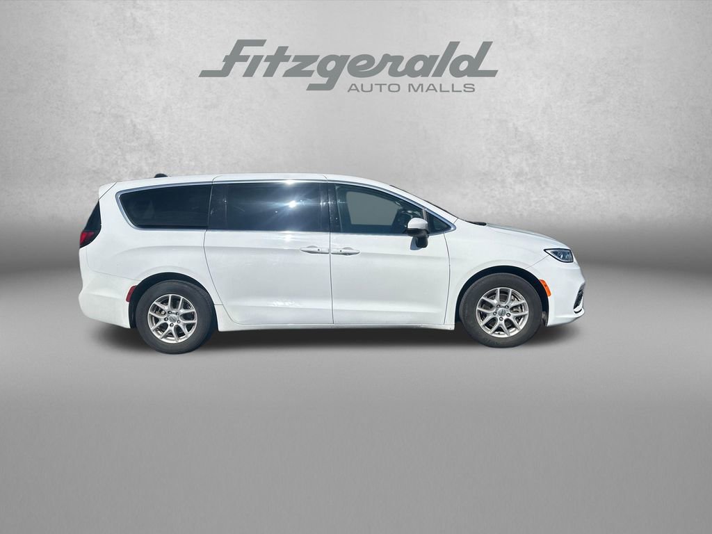 Used 2023 Chrysler Pacifica Touring-L image 8