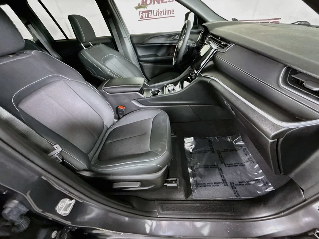 Used 2025 Jeep Grand Cherokee Laredo X AWD/4WD image 30