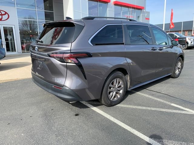 Used 2023 Toyota Sienna LE image 3