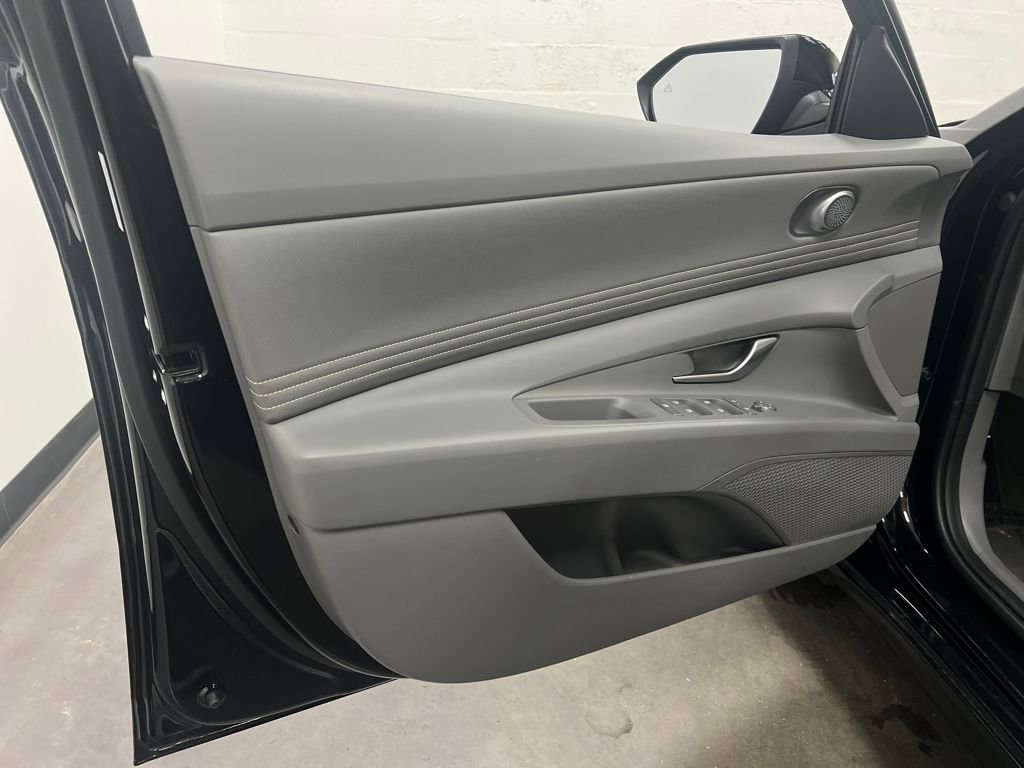 Used 2025 Hyundai Elantra SEL image 12