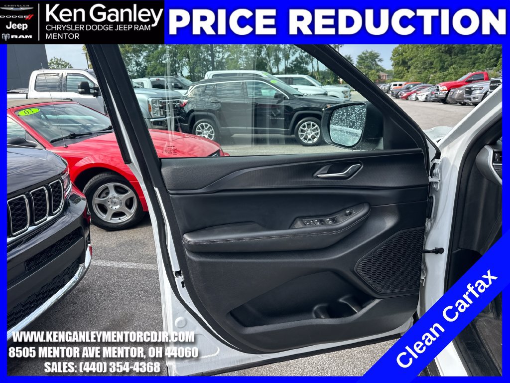 Used 2025 Jeep Grand Cherokee Laredo AWD/4WD image 12