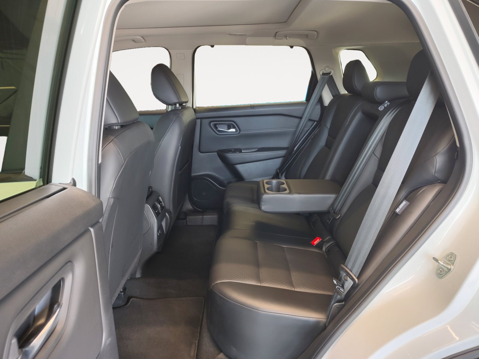 Used 2025 Nissan Rogue SV w/ SV Premium Package FWD image 25