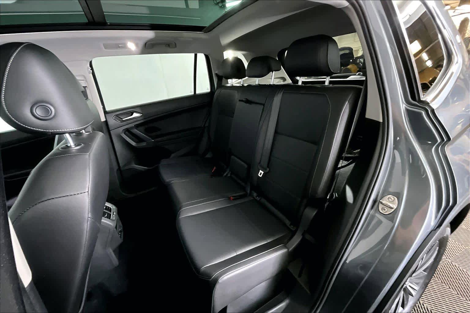 Used 2018 Volkswagen Tiguan SEL AWD/4WD image 21
