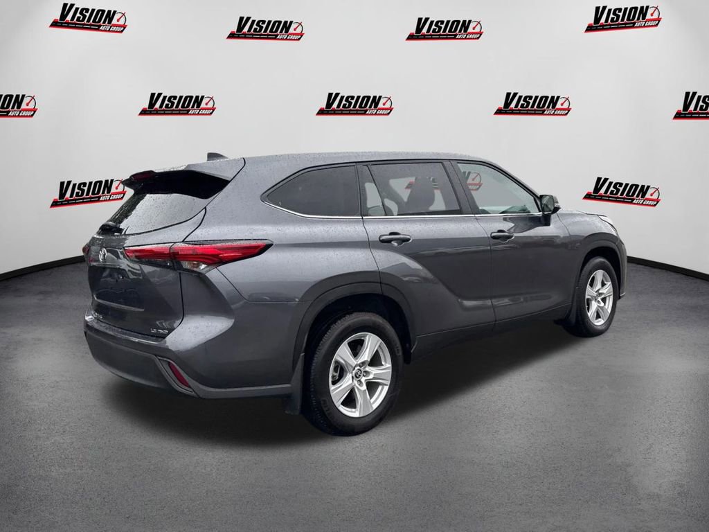 Used 2023 Toyota Highlander LE image 5