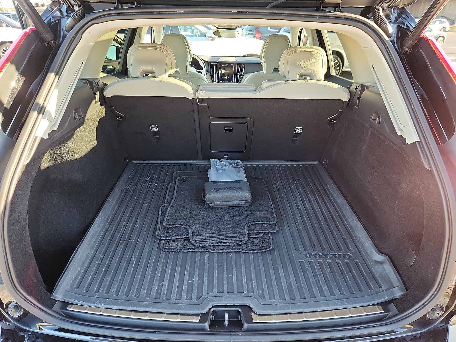 Certified 2023 Volvo XC60 B5 Plus w/ Climate Package image 31