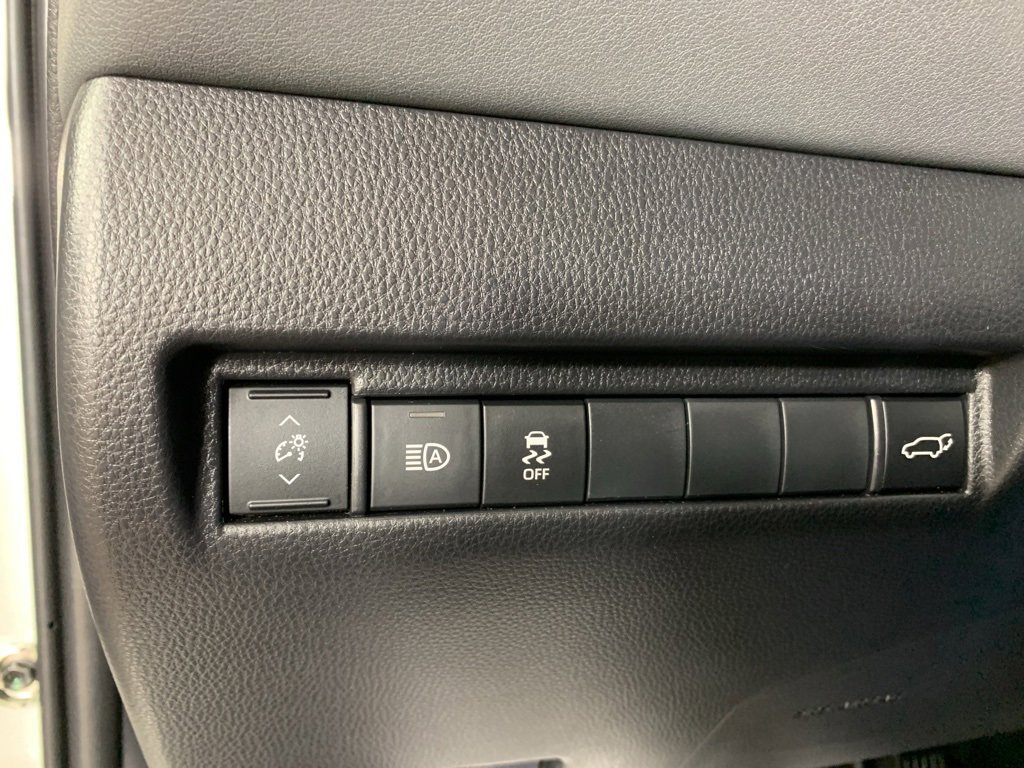 Used 2021 Toyota Venza LE image 17