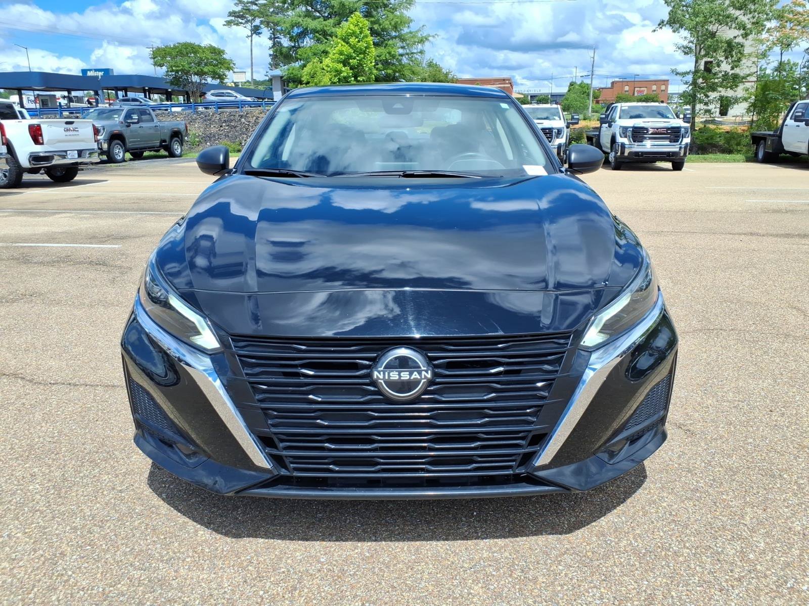 Used 2024 Nissan Altima 2.5 SV FWD image 2