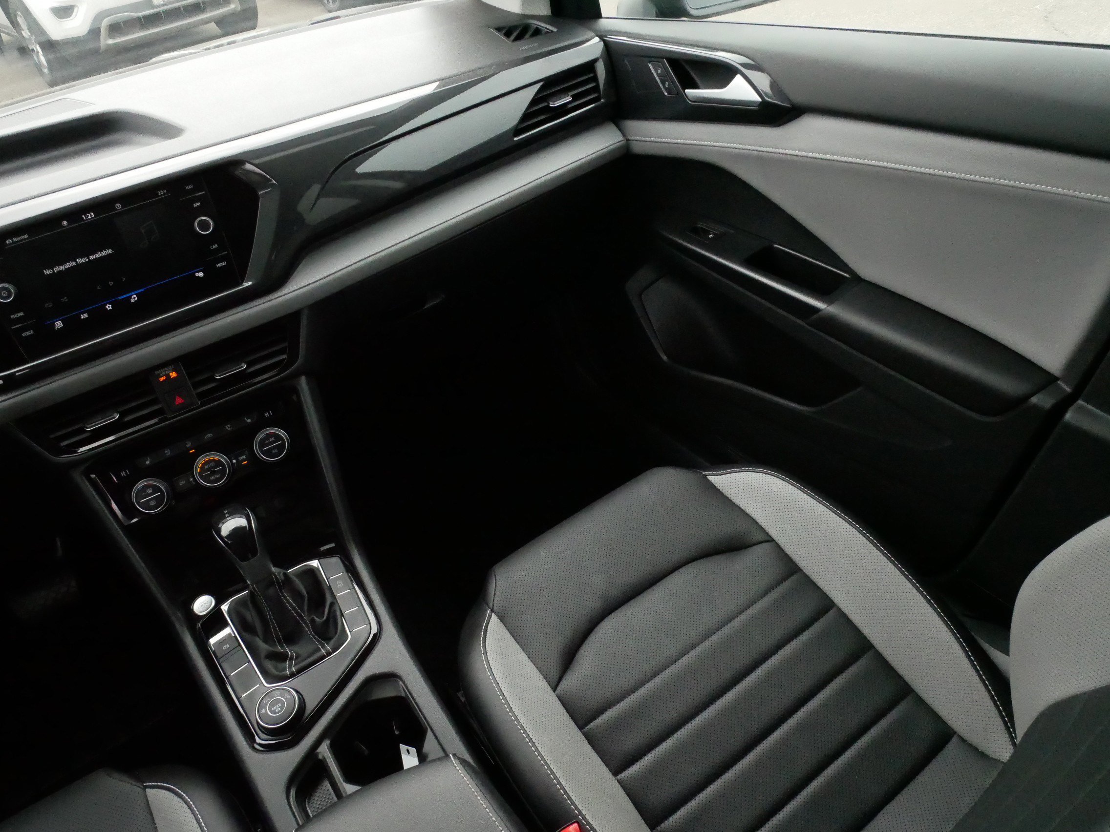 Certified 2022 Volkswagen Taos SEL w/ Panoramic Sunroof Package image 11