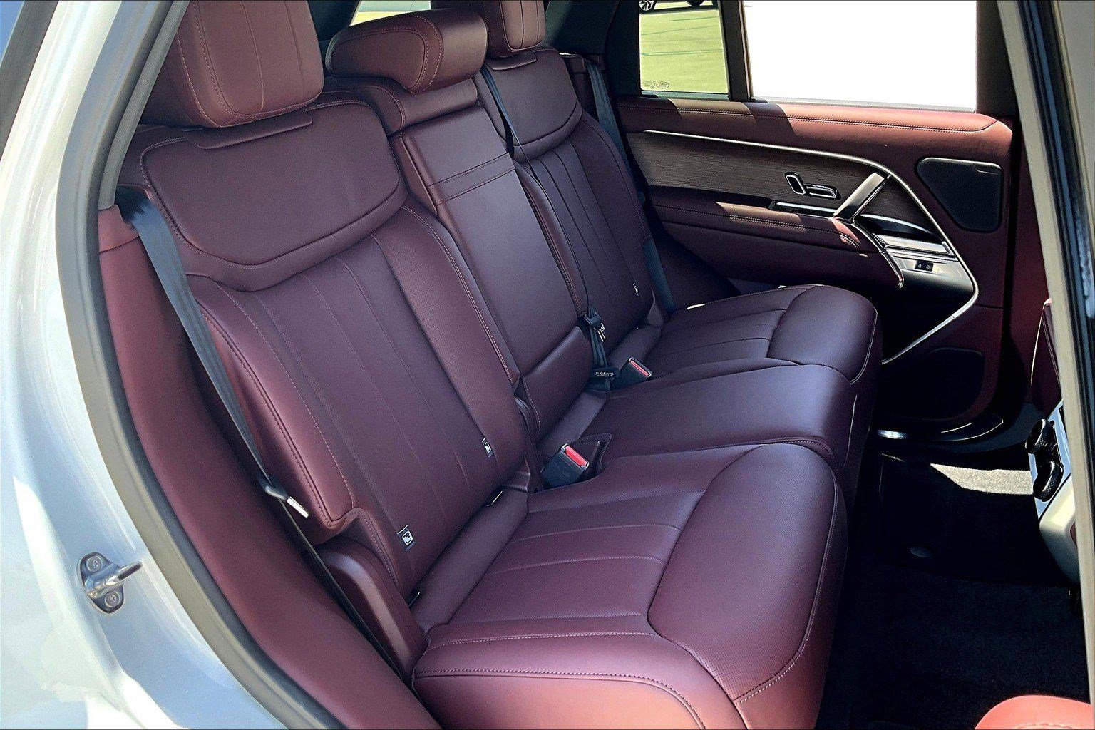 New 2025 Land Rover Range Rover SE image 9