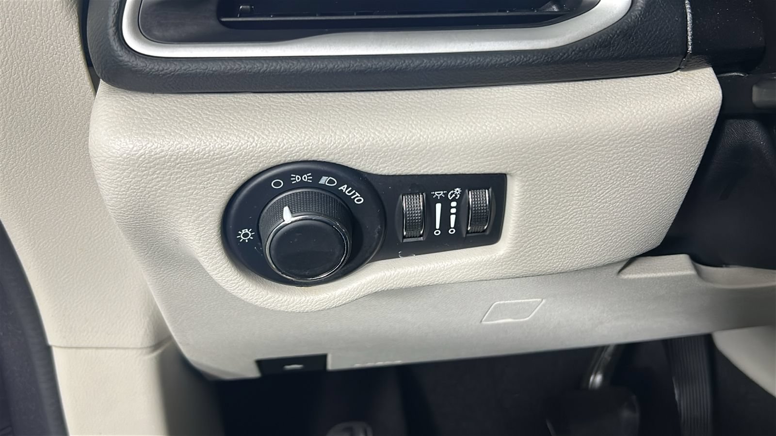Used 2023 Chrysler Voyager LX FWD image 21
