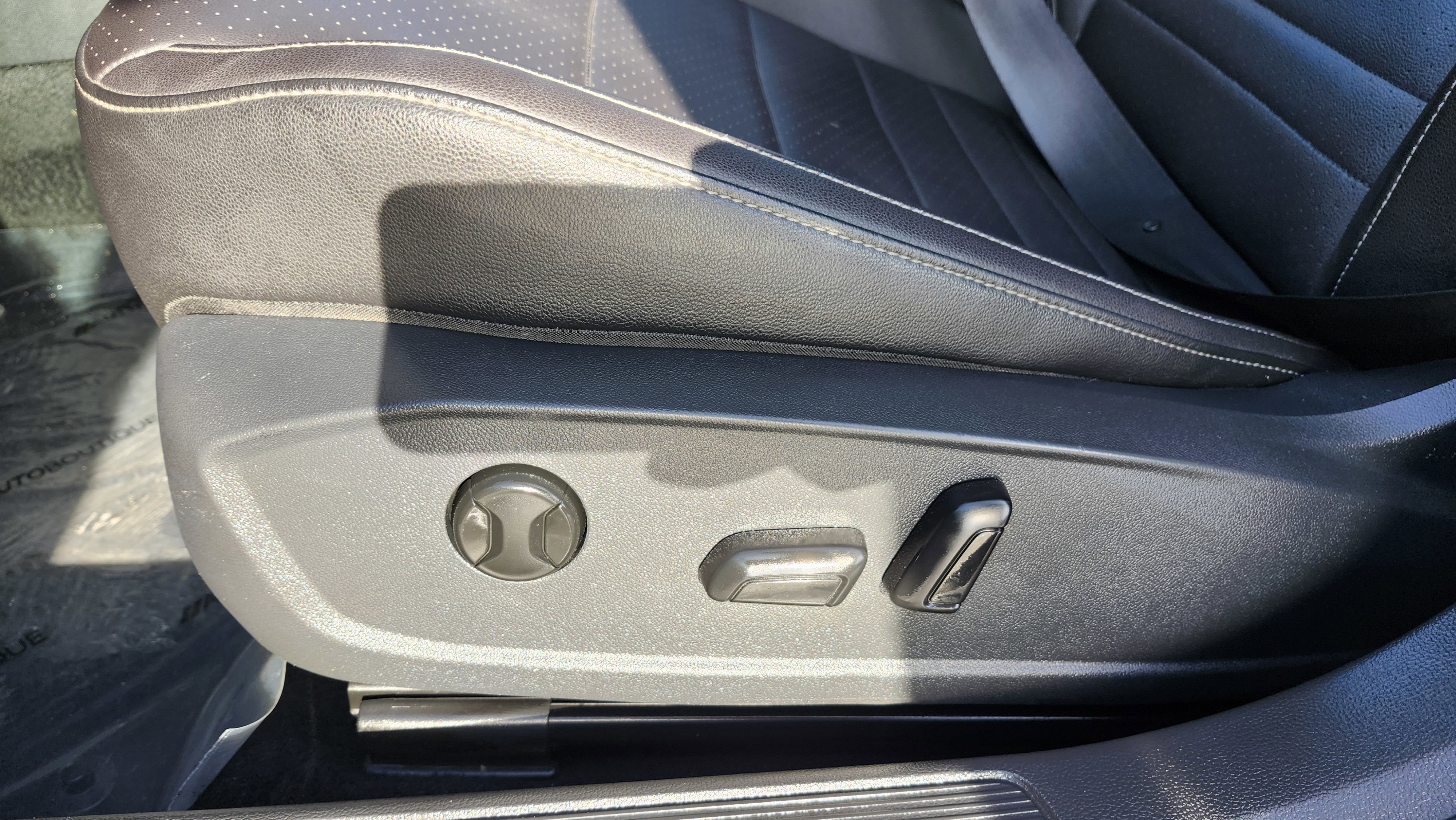 Used 2021 Volkswagen Jetta SE w/ SE Cold Weather Package image 24