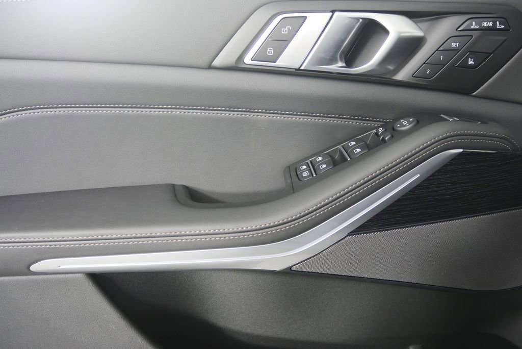 Used 2026 BMW X7 xDrive40i w/ M Sport Package image 9