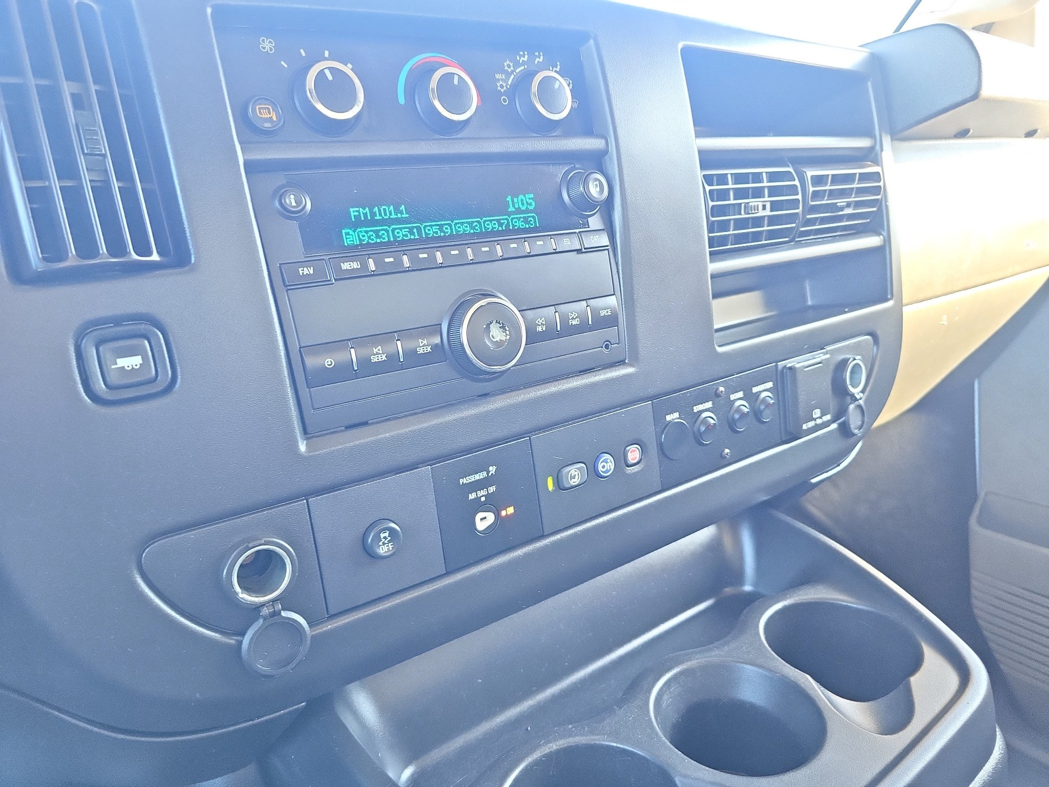 Used 2018 Chevrolet Express 2500 w/ Driver Convenience Package RWD image 23