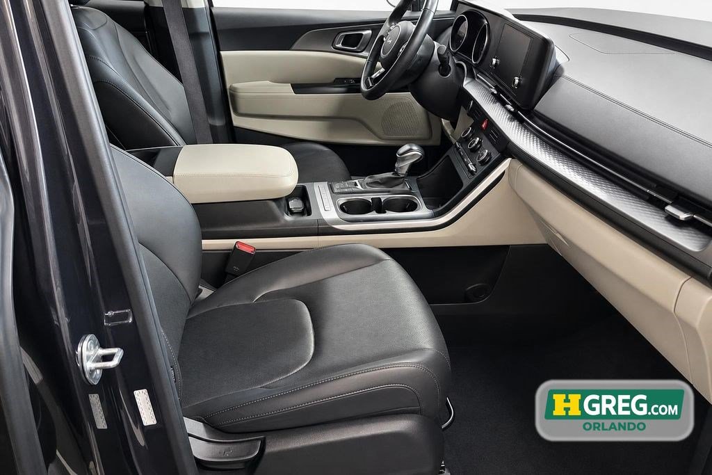 Used 2024 Kia Carnival LX FWD image 11