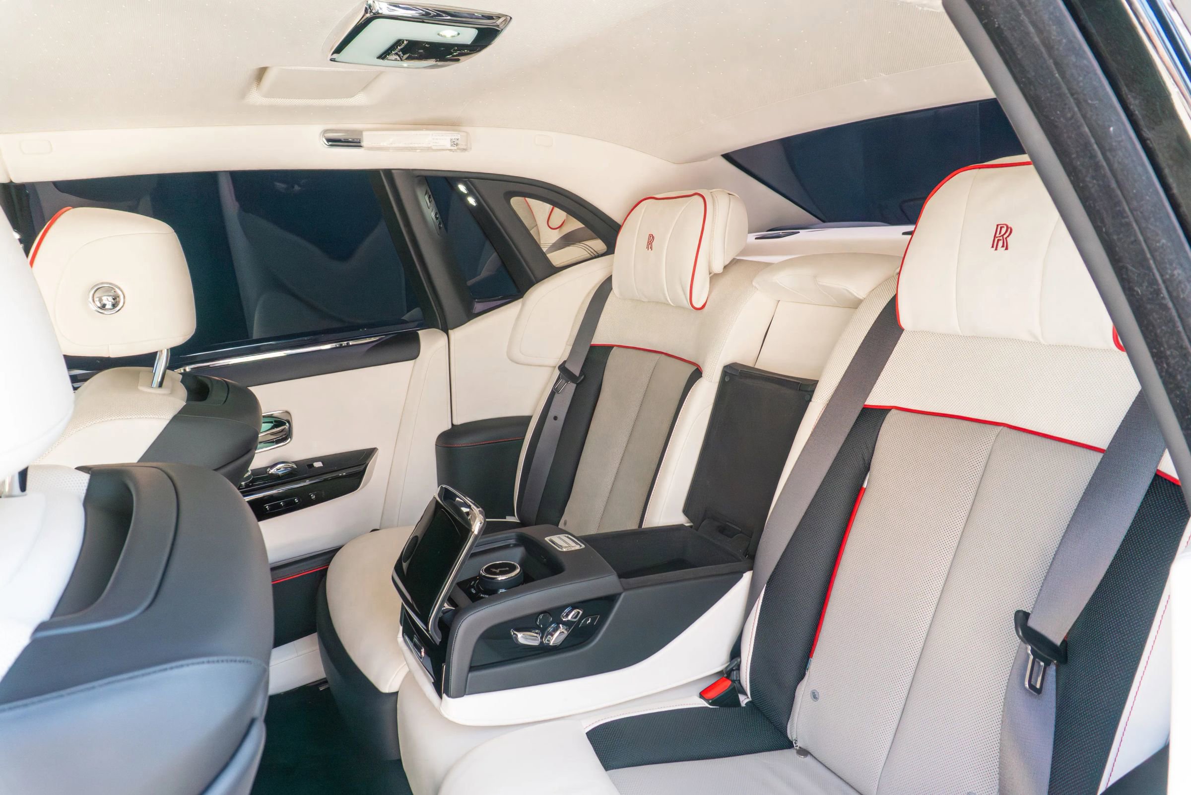 Used 2024 Rolls-Royce Phantom Sedan w/ The Phantom Package RWD image 63