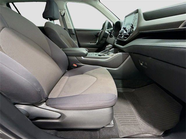 Used 2022 Toyota Highlander LE image 24