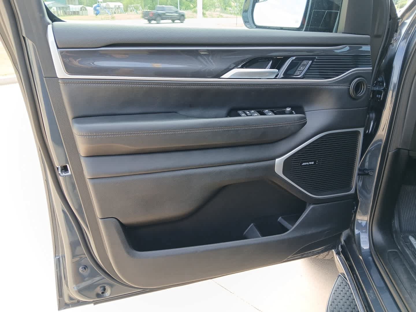 Used 2024 Jeep Wagoneer 4WD image 12