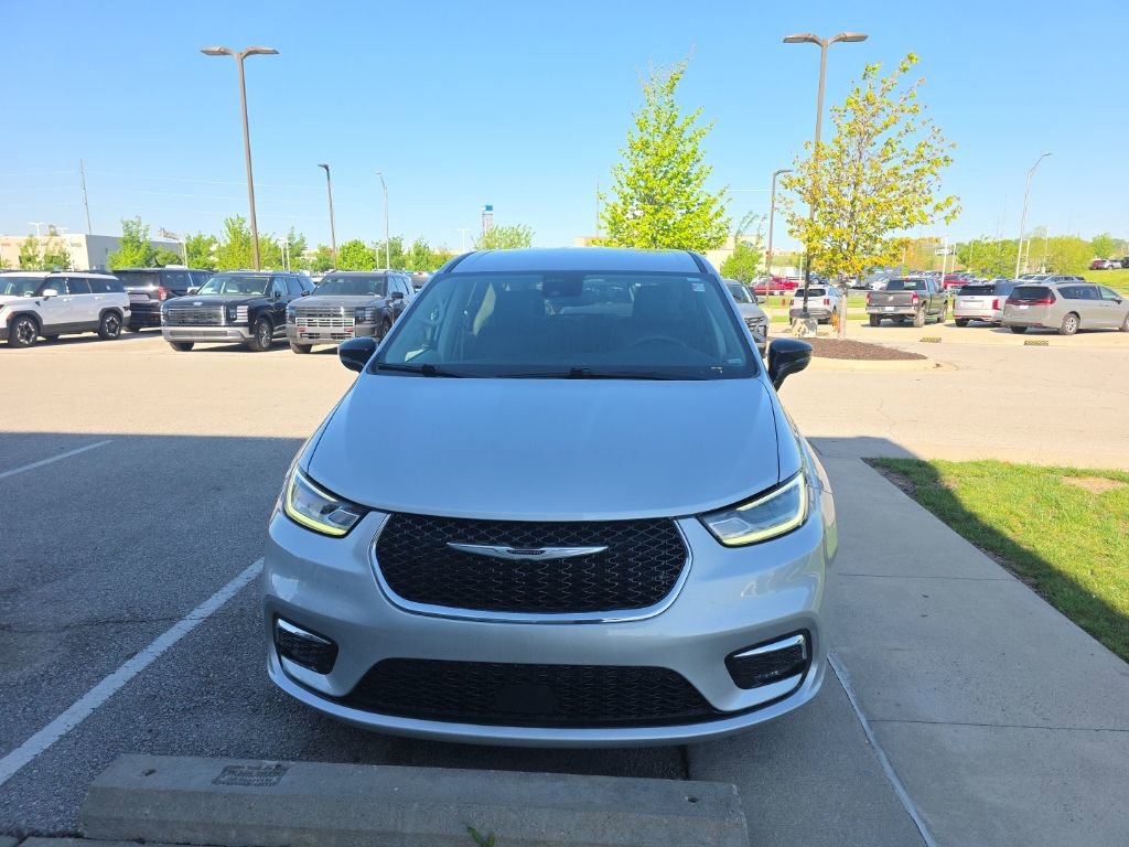 Used 2024 Chrysler Pacifica Touring-L FWD image 2