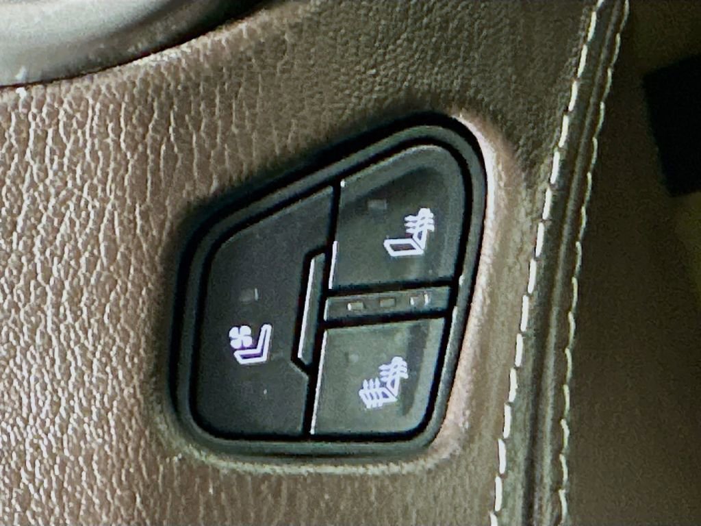 Used 2018 Chevrolet Suburban Premier image 24