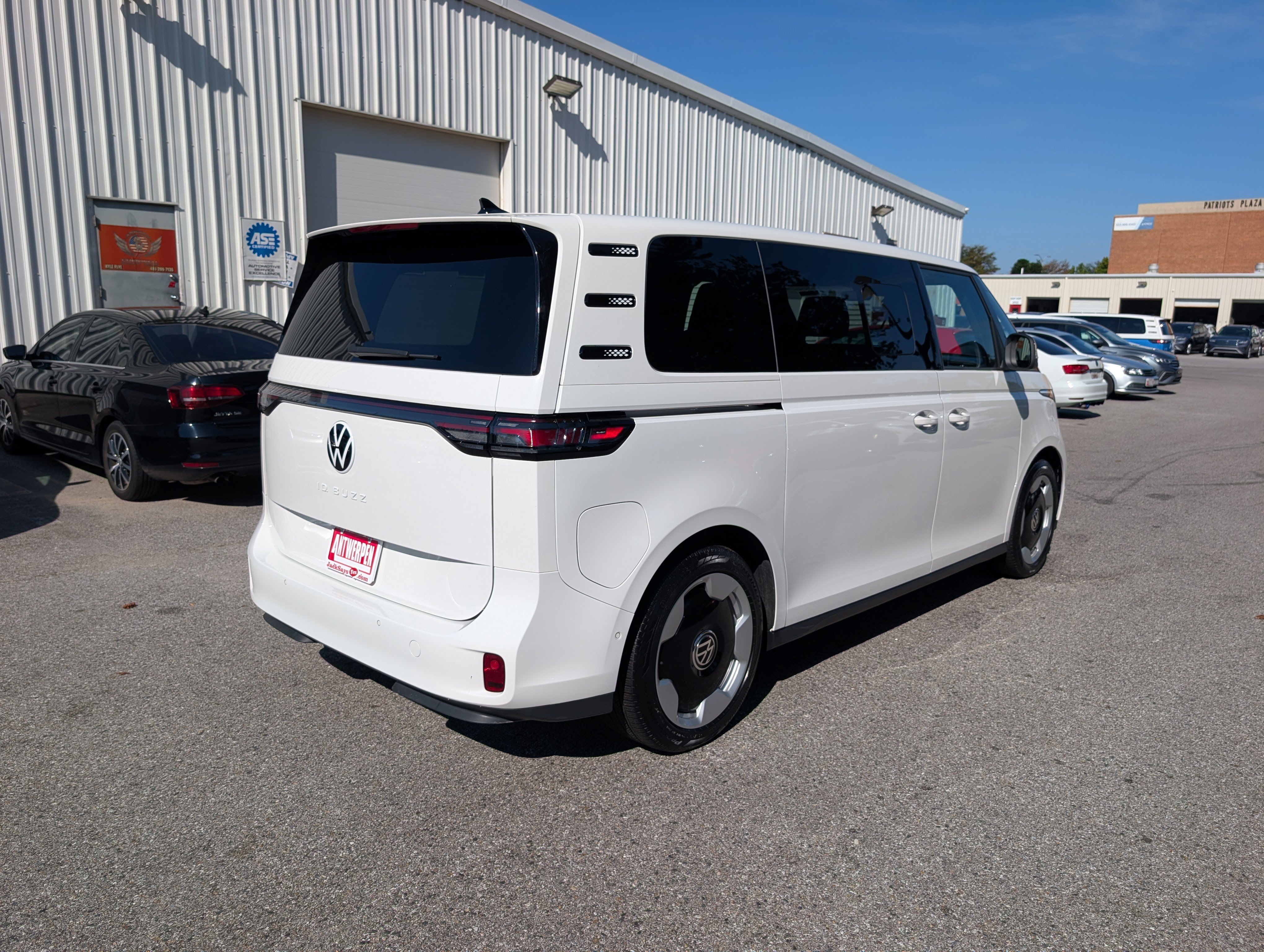 Used 2025 Volkswagen ID. Buzz Pro S Plus RWD image 3