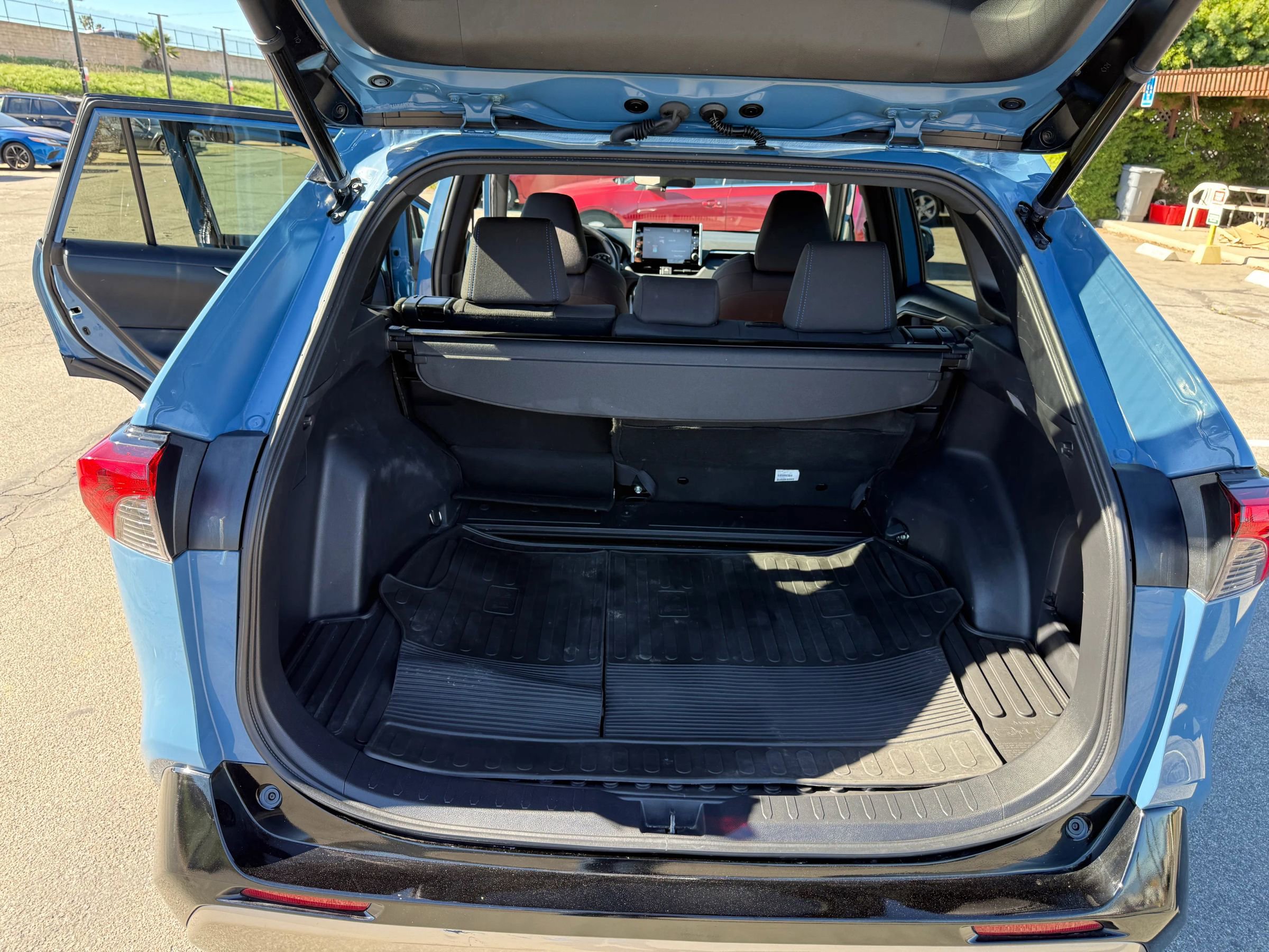 Used 2022 Toyota RAV4 SE w/ Convenience Package image 40