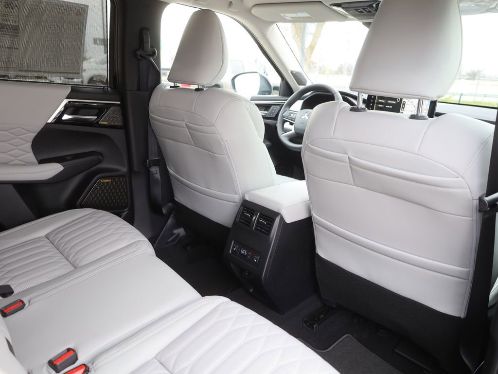 New 2025 Mitsubishi Outlander AWD image 22