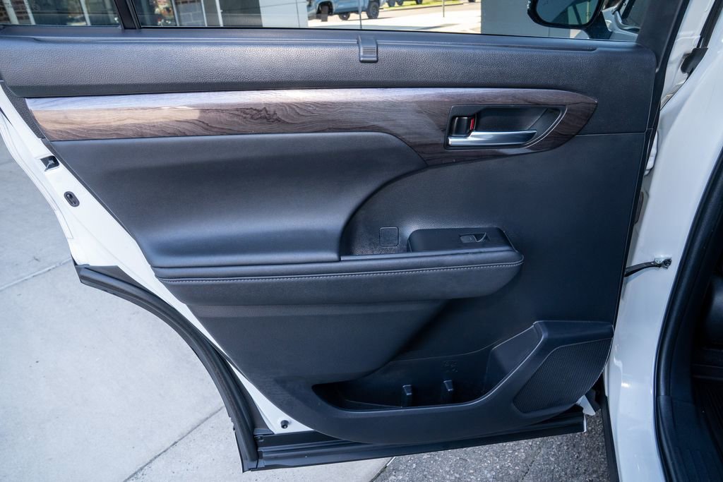 Used 2023 Toyota Highlander Limited image 12