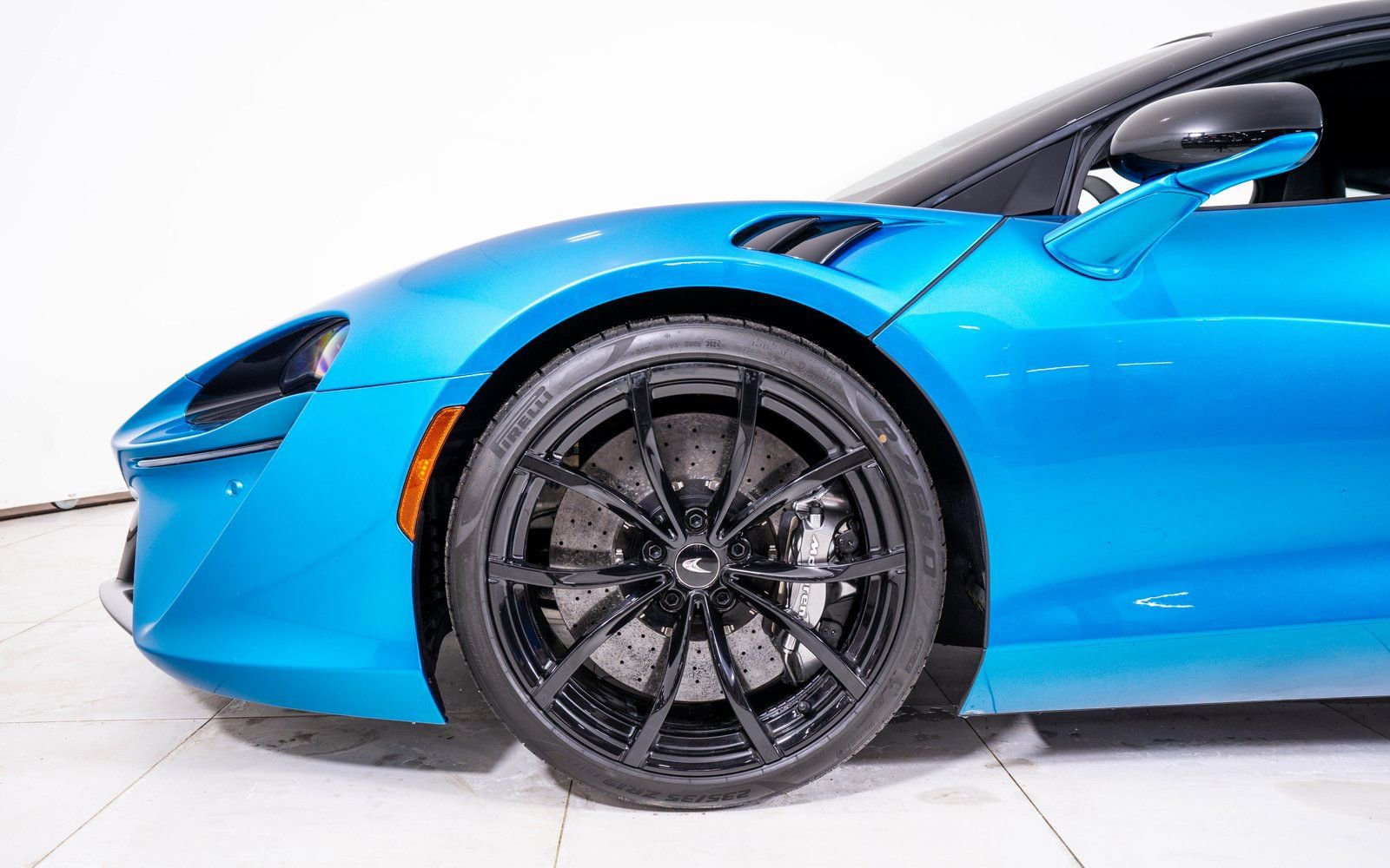 Used 2024 McLaren Artura RWD image 12