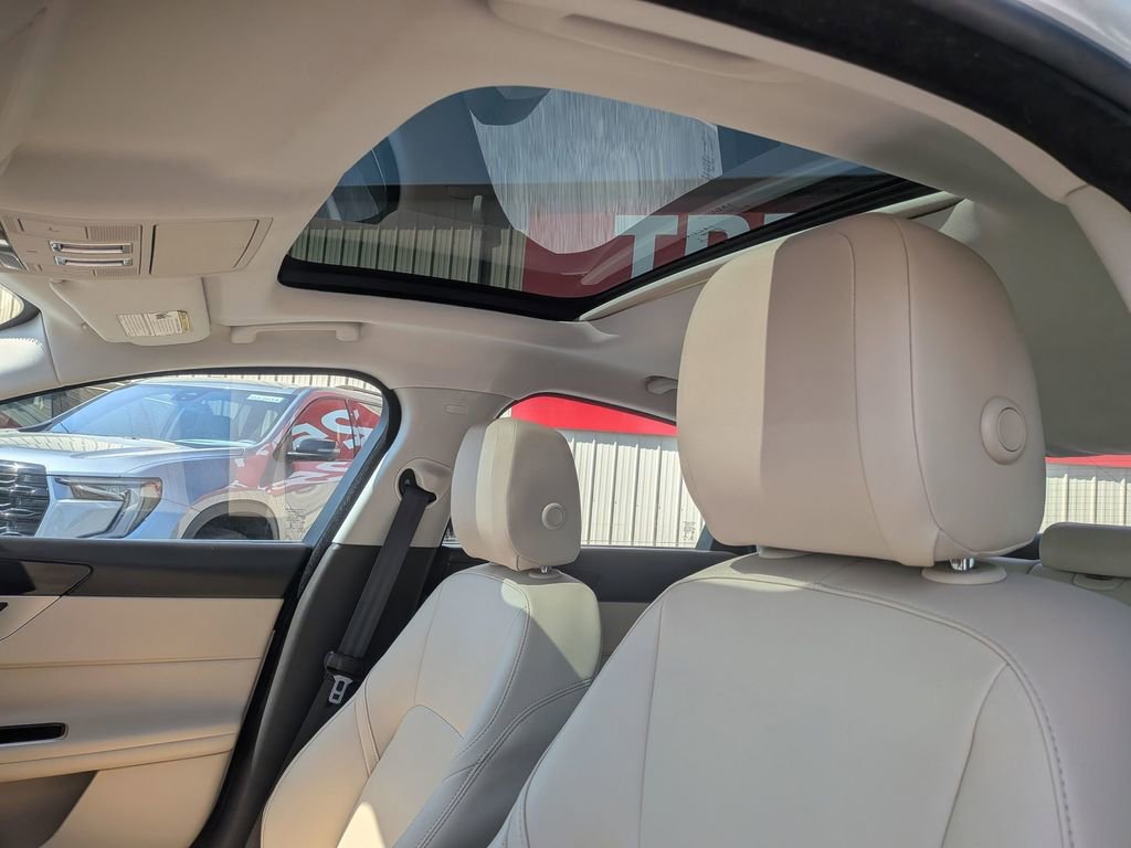 Used 2016 Jaguar XF Premium RWD image 15