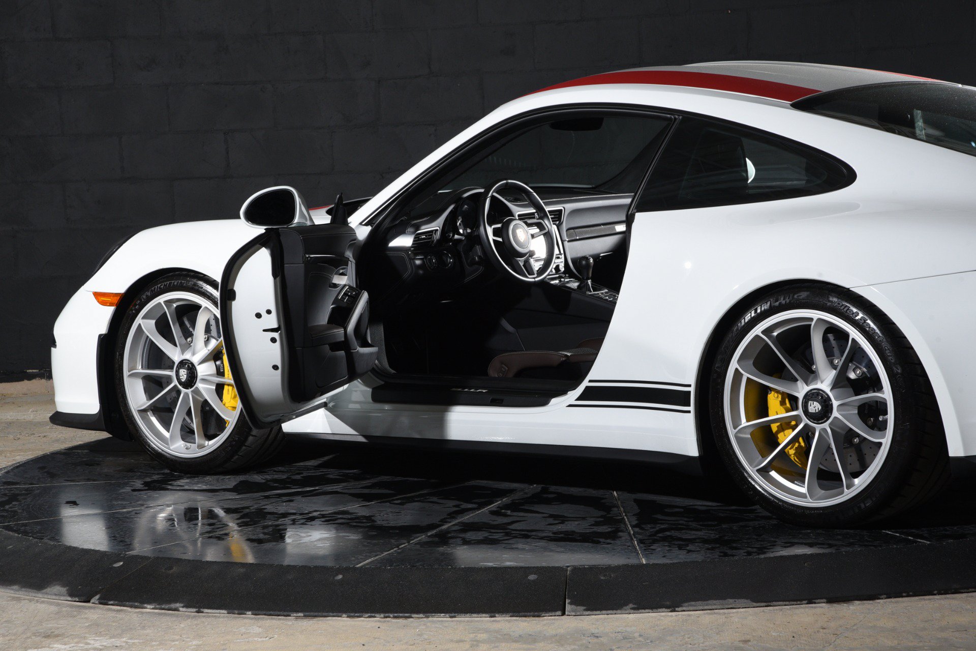 Used 2016 Porsche 911 R RWD image 31
