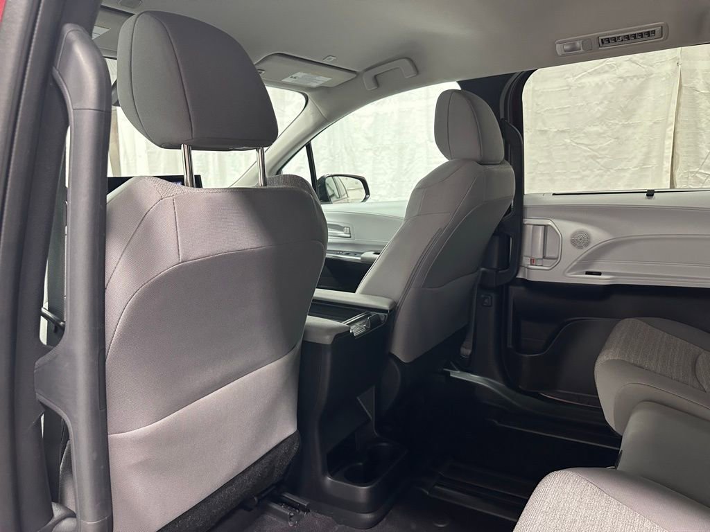 Used 2025 Toyota Sienna LE image 47