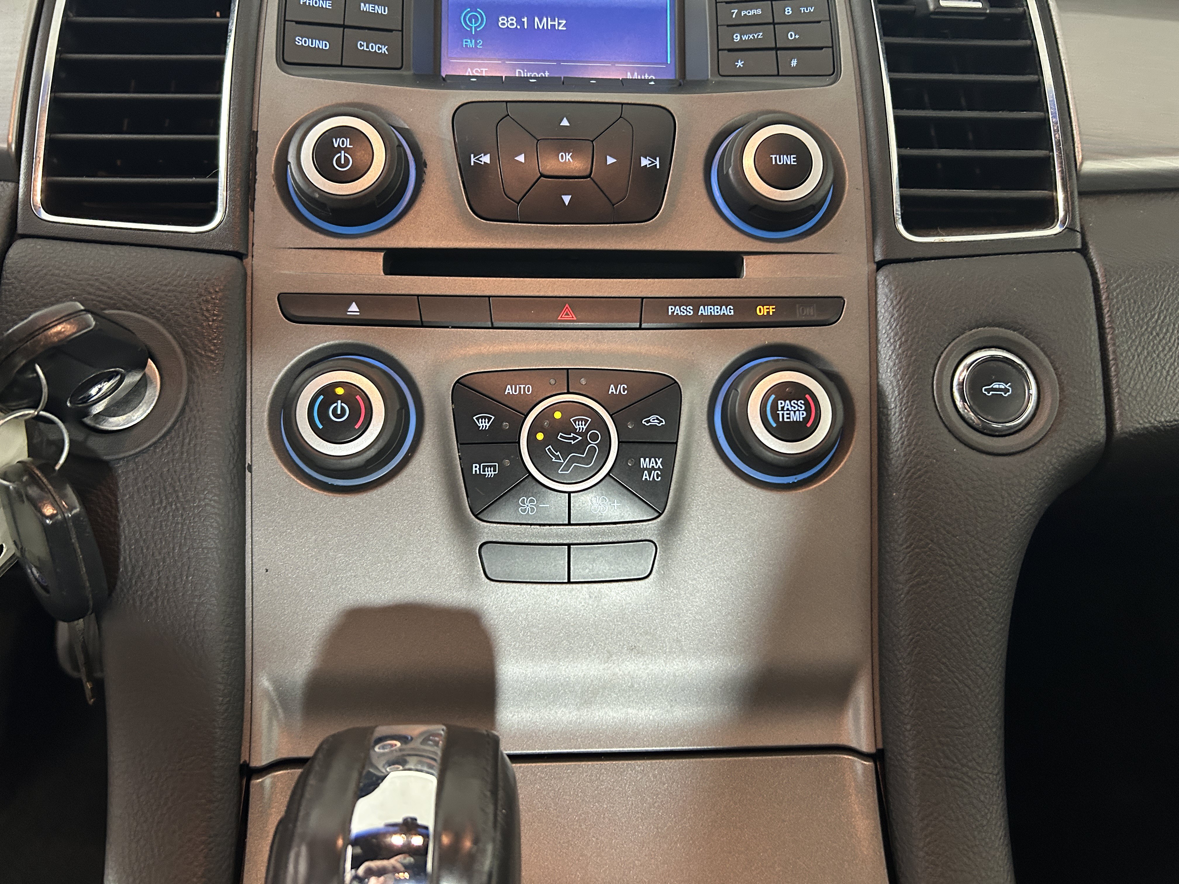 Used 2015 Ford Taurus SEL AWD/4WD image 18