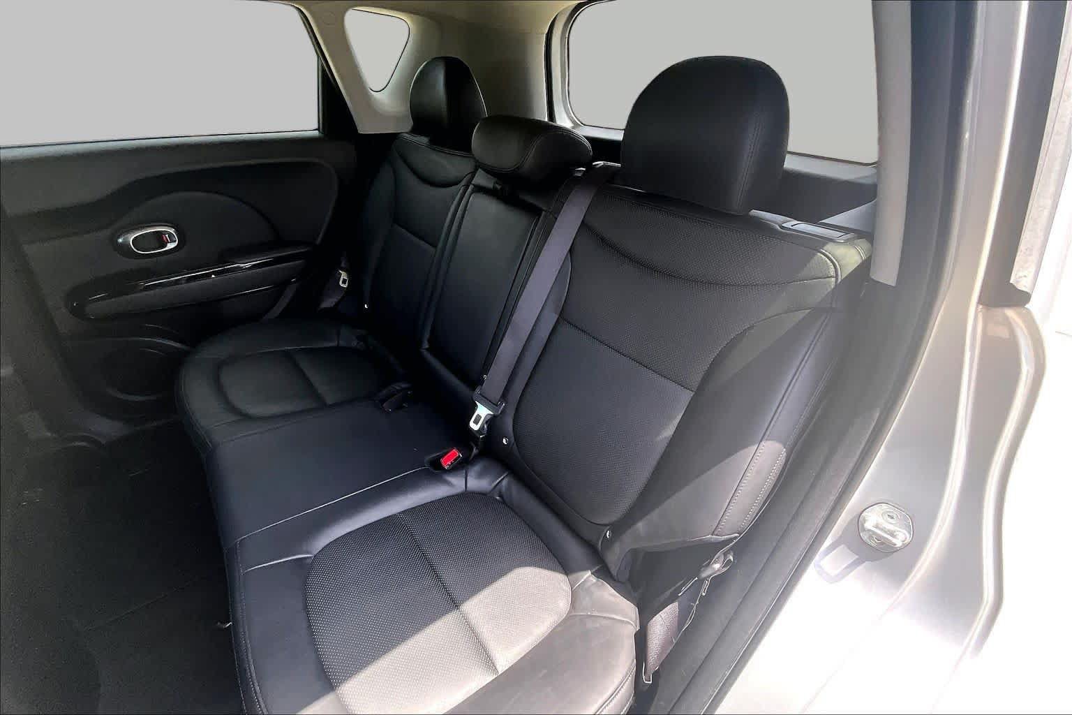 Used 2016 Kia Soul ! FWD image 18