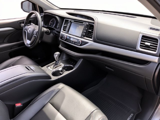 Used 2017 Toyota Highlander XLE AWD/4WD image 32