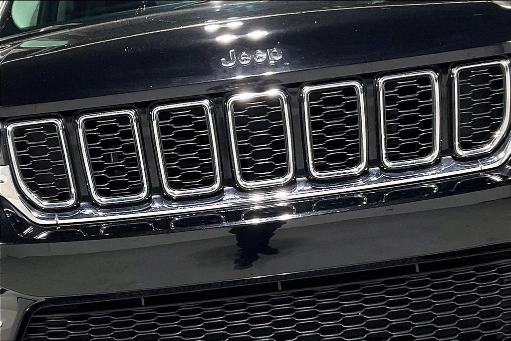 Used 2023 Jeep Grand Cherokee Limited RWD image 35