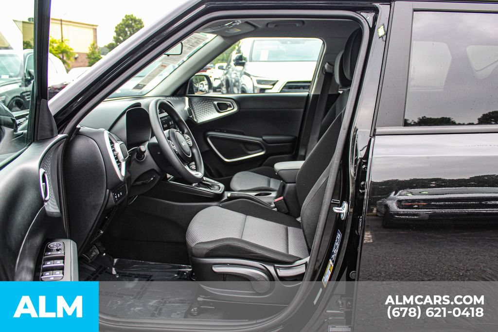 Used 2025 Kia Soul LX w/ LX Technology Package FWD image 17