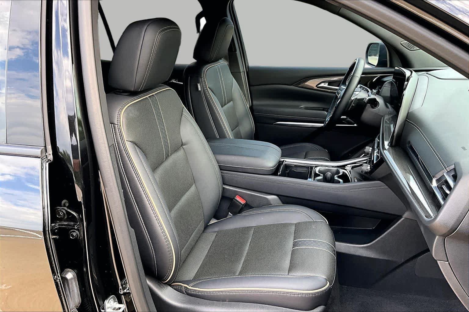 Used 2025 Chevrolet Traverse High Country w/ LPO, Floor Liner Package FWD image 9