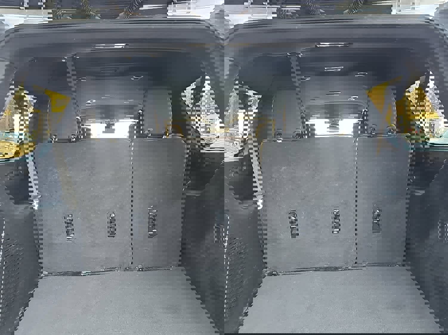 Used 2023 Chevrolet Suburban Premier image 37