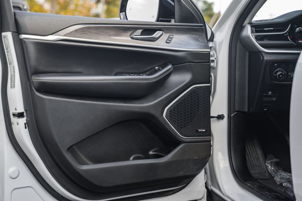 Used 2023 Jeep Grand Cherokee 4WD 4xe image 37