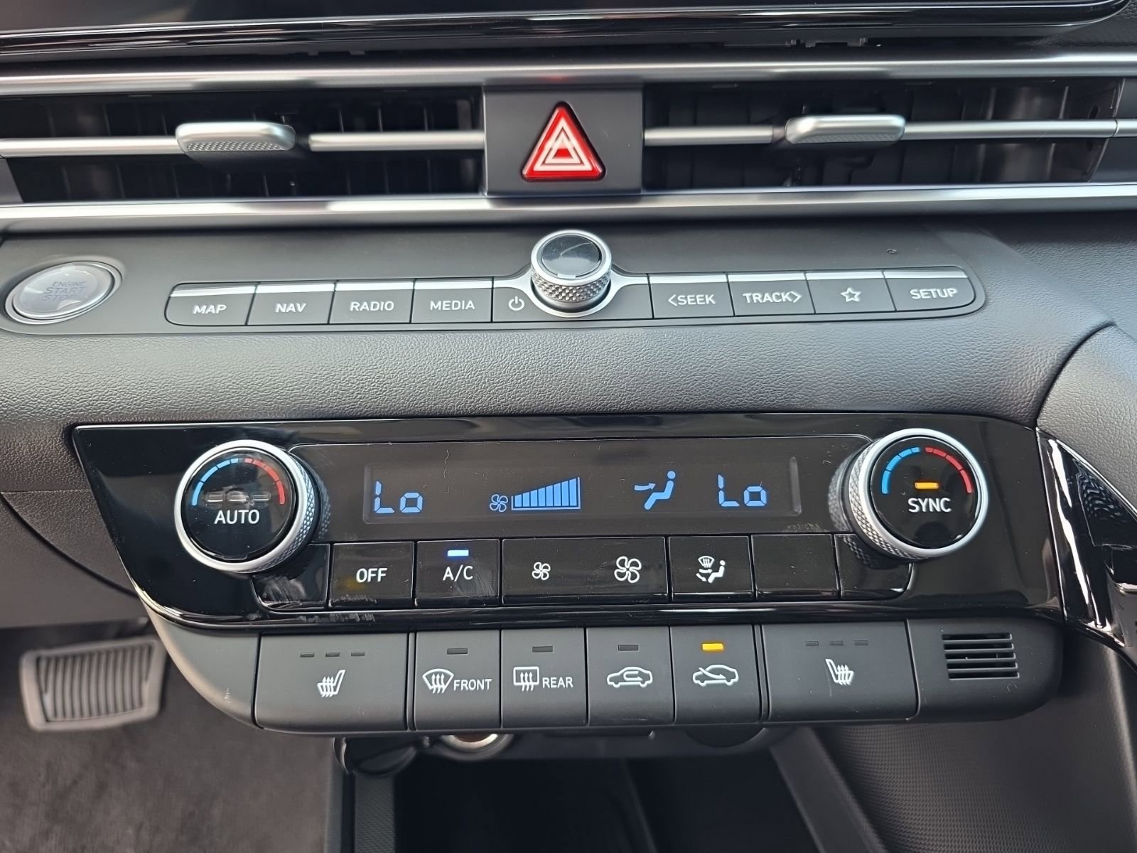 New 2025 Hyundai Elantra Limited image 21