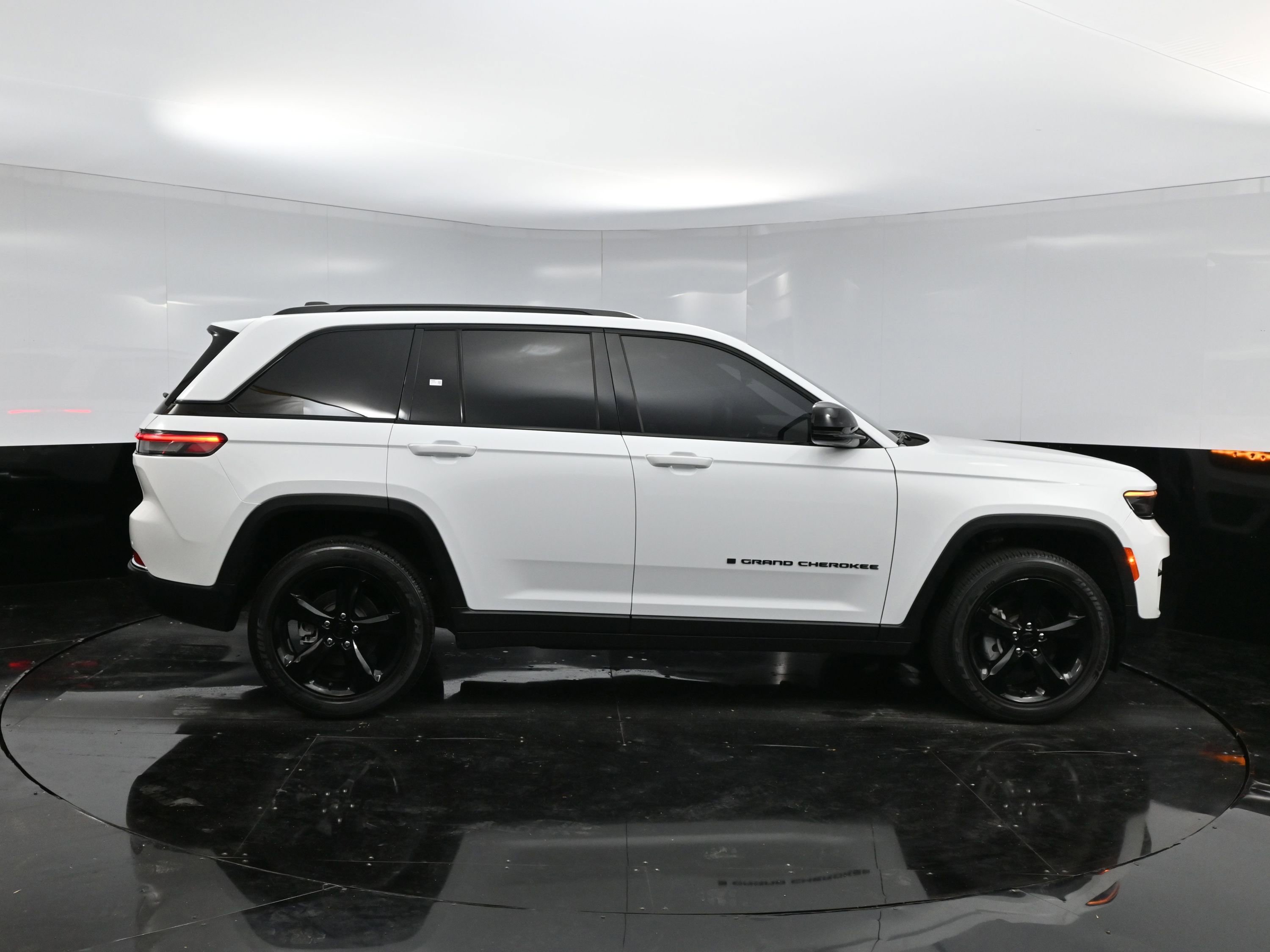 Used 2023 Jeep Grand Cherokee Altitude image 8
