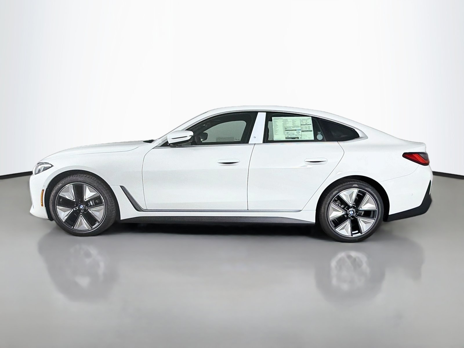 New 2026 BMW i4 eDrive40 w/ Parking Assistance Package RWD image 4