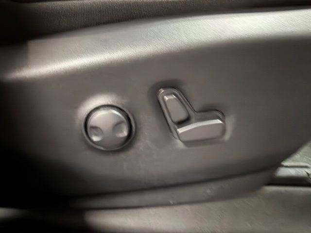 Used 2025 Chrysler Pacifica Limited image 34