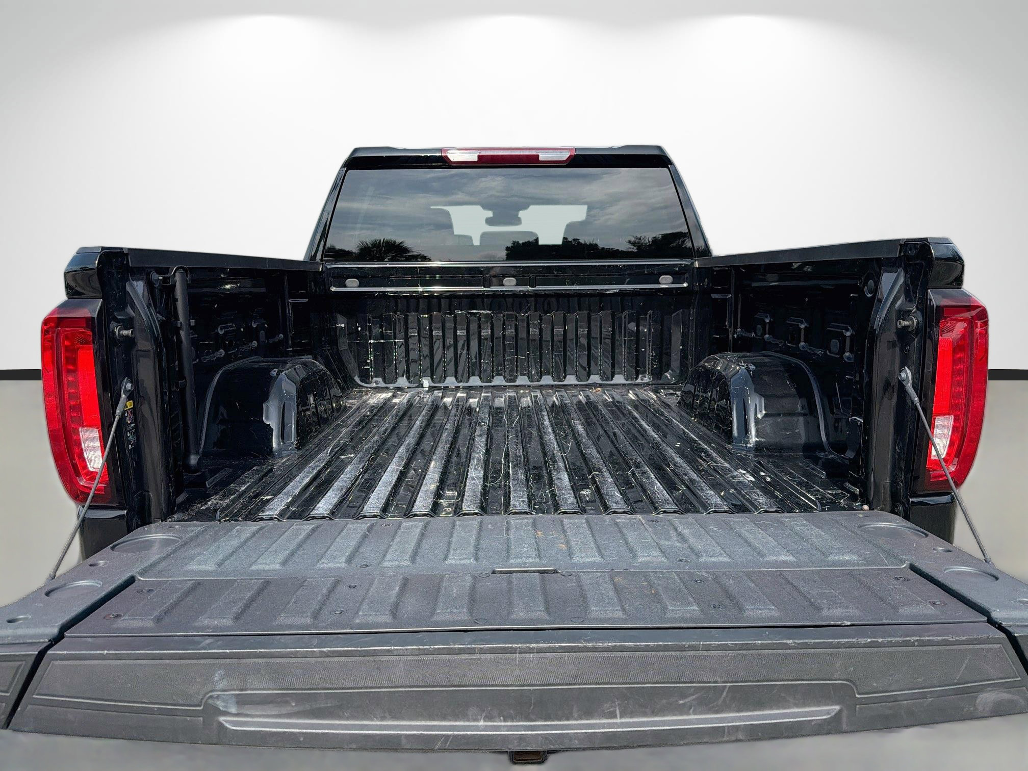 Used 2025 GMC Sierra 1500 SLT AWD/4WD image 12