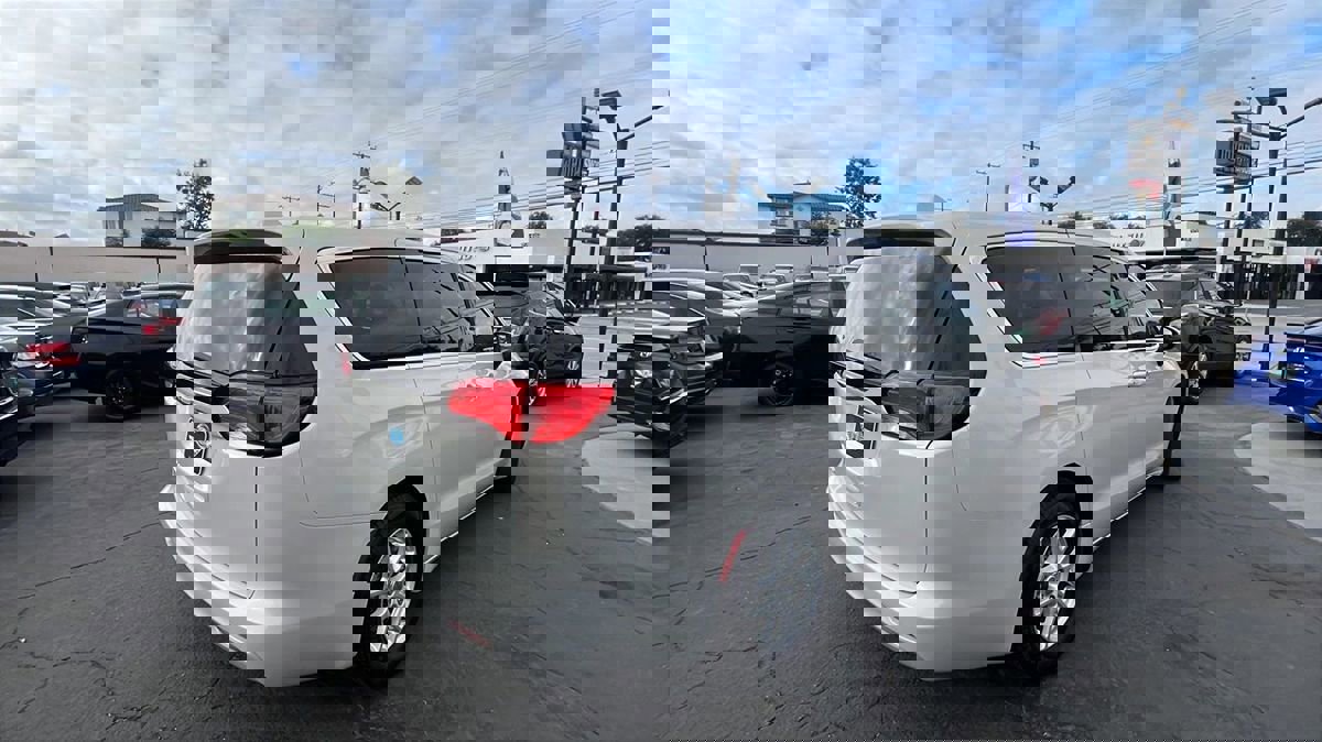 Used 2017 Chrysler Pacifica Touring image 3